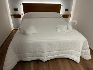 Un pat sau paturi într-o cameră la La Era de Lario habitación con Jacuzzi