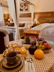 un tavolo con vassoio di cibo e succo d'arancia di Hotel Vivenda dos Sonhos a Gramado