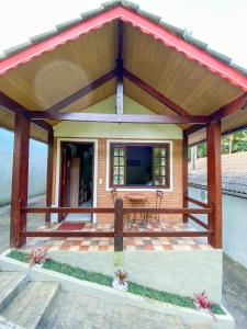 uma pequena casa com telhado de madeira em Pousada Viking Penedo em Penedo