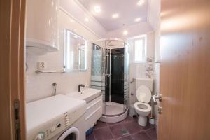 biała łazienka z prysznicem i toaletą w obiekcie Apartment Prominac w mieście Zadar +37 zdjęć