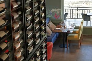 uma sala de jantar com uma mesa e uma parede de garrafas de vinho em Gaia Lodge em Tupungato