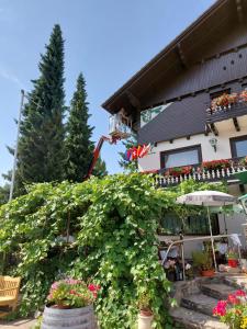 ムレックにあるWirtshaus Restaurant Pension Steirerlandの建物の前にたくさんの植物が植えられている +79枚の写真
