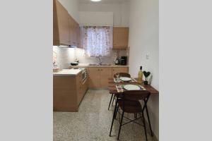 uma cozinha com uma mesa e cadeiras em Greek hospitality in a modern apartment em Atenas