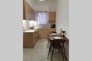 Kuchyňa alebo kuchynka v ubytovaní Greek hospitality in a modern apartment