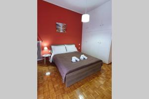 um quarto com uma cama com duas toalhas em Greek hospitality in a modern apartment em Atenas