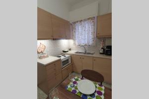 Kuchyňa alebo kuchynka v ubytovaní Greek hospitality in a modern apartment