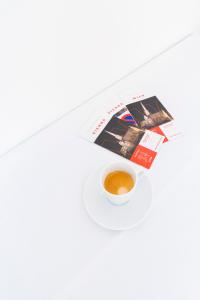 una taza de café y un periódico en una mesa en Apartments Favoriten, en Viena