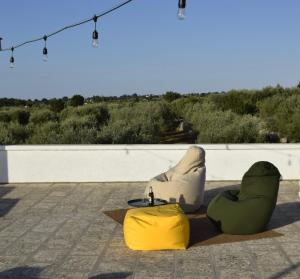 un paio di sedie sedute su un patio di Casa Ziazì Room e Nature a Monopoli