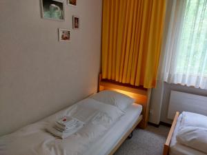Postel nebo postele na pokoji v ubytování Haus Duranna - Arosa Rocks