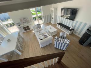 vistas panorámicas a una sala de estar con muebles blancos en Ferienhaus Joline en Middelhagen