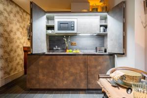 Kuchyň nebo kuchyňský kout v ubytování Suite Opium Den by Justine Apartments Apartamento turístico en Madrid Río + 22 fotografií