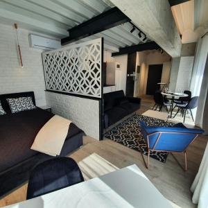 厄爾科的住宿－Apartamenty Kąpielowa Biały，一间卧室设有一张床和一间客厅。