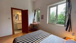 - une chambre avec un lit, un bureau et une fenêtre dans l'établissement Villa Salyna, à Ičići