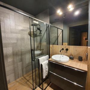 Bilik mandi di Apartamenty Kąpielowa Czarny +16 gambar