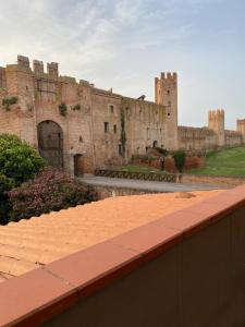 un castillo grande con un edificio con torretas en Sotto le mura, en Montagnana