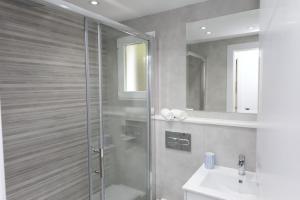 bagno con doccia e lavandino di Patricia's, lovely apartment in Port de Sóller a Port de Sóller