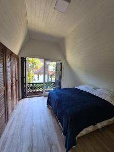 Tempat tidur dalam kamar di Chalé do Bosque