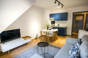 Televízia a/alebo spoločenská miestnosť v ubytovaní Apartamenty Centrum Biskupiec