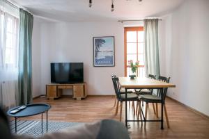Televízia a/alebo spoločenská miestnosť v ubytovaní Apartamenty Centrum Biskupiec