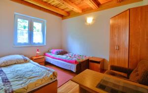 - une chambre avec 2 lits, un bureau et une table dans l'établissement Domki nad Stebnikiem, à Ustrzyki Dolne