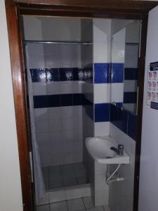 y baño con ducha y lavamanos. en HOTEL TAYRONA IMPERIAL en Bucaramanga