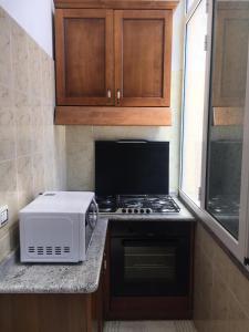 y cocina con fogones y microondas. en Appartamento Rocco, en Castro di Lecce