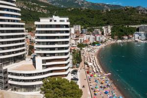 eine Stadt mit Strand und einem hohen Gebäude in der Unterkunft Green Stone Apartments Hotel in Rafailovici