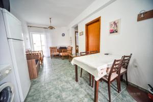 A kitchen or kitchenette at Apartman Porto Blue Lux