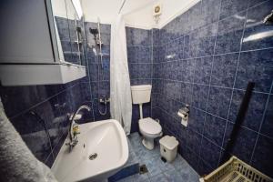A bathroom at Apartman Porto Blue Lux