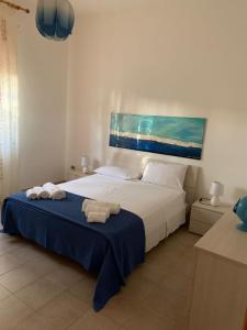 een slaapkamer met een bed met twee handdoeken erop bij La Villetta al Mare in Porto Cesareo