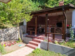 Κήπος έξω από το Pjer sobe Niska Banja