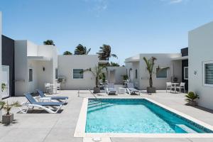 The swimming pool at or close to The Palm Leaf Apartments