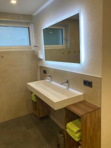 uma casa de banho com um lavatório e um espelho em Ansitz Hofer em Fulpmes