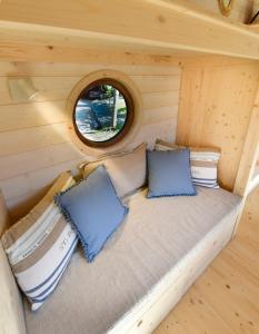 een bank in een tiny house met een raam bij Tiny Côte d’Opale in Audresselles