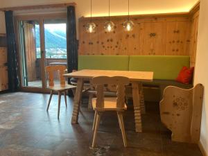 una mesa de madera y 2 sillas en una habitación en Ansitz Hofer en Fulpmes