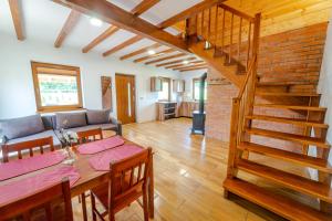 sala de estar con mesa de madera y escalera en Mazurskie El Dorado en Mikołajki