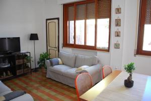 sala de estar con sofá y mesa en Villa Ada, en Francavilla al Mare