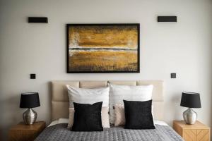 a bedroom with a bed with a painting on the wall at EASY RENT Apartments - GOLD 36, Basen & SPA, Centrum Free Parking 24h Check-in in Lublin