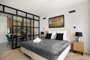 a bedroom with a bed and a desk in a room at EASY RENT Apartments - GOLD 36, Basen & SPA, Centrum Free Parking 24h Check-in in Lublin +14 photos