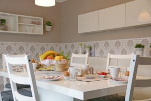 a kitchen with a table with fruit on it at Dein Ferienhaus in Wernigerode in Wernigerode