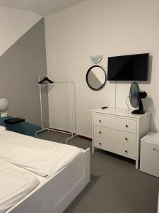 1 dormitorio con cama y vestidor con TV en Villa Darina, en Portorož