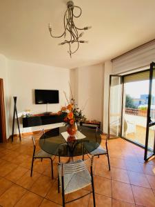 a living room with a table and chairs and a television at B&B Marilyn's House in Gragnano