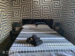 1 dormitorio con cama y pared en Privilege suite, en Sliema