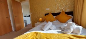 Łóżko lub łóżka w pokoju w obiekcie SUBLIME STAYS - Derby City Centre Apartments