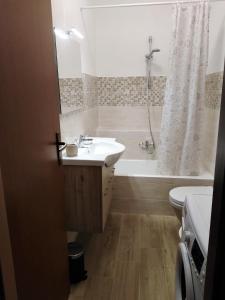 uma casa de banho com um lavatório, uma banheira e um WC. em La Casetta di Sofia 2 em Moneglia