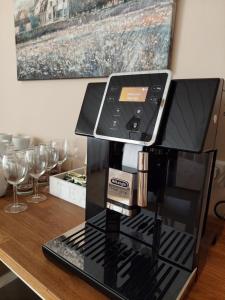 uma máquina de café sentada em cima de uma mesa de madeira em Liepa em Silutė