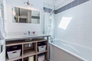 um banheiro com uma pia e um espelho em APPARTEMENT HAUSSMANNIEN TYPE LOFT, CLIMATISE - VIEUX-PORT-LE PANIER, em Marselha mais 7 fotografias