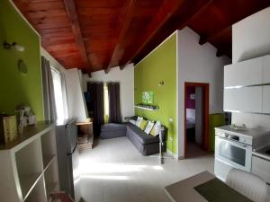 uma sala de estar com paredes verdes e um sofá em Casale Angela em Torrevecchia Teatina