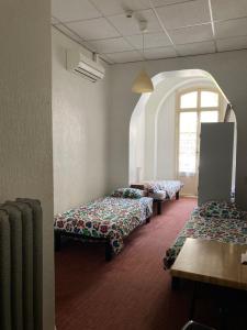 Tempat tidur dalam kamar di Hôtel Belle Meunière