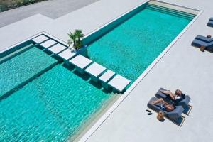 A piscina localizada em Adama Mykonos Boutique Hotel ou nos arredores